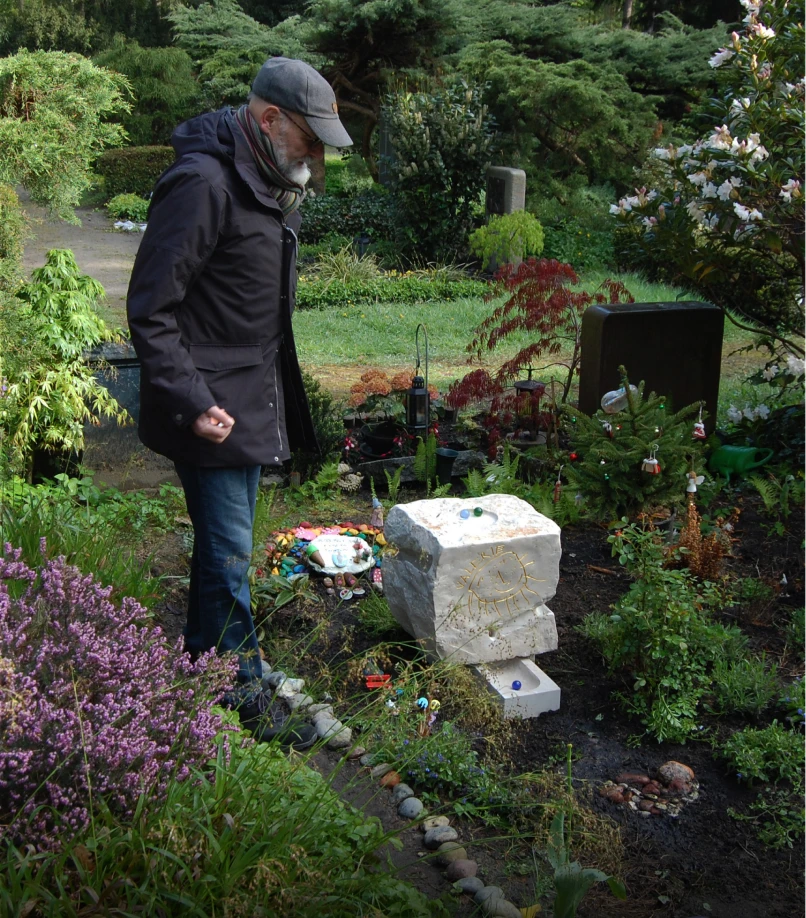 Angehöriger am Grabmal „Ein denkwerk für Valerie“ von Michael Spengler