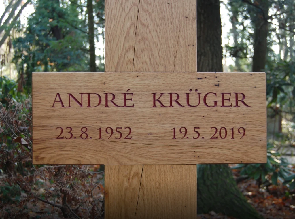 Detail eines Grabmals aus Eichenholz mit eingearbeitetem Namen „André Krüger“ von Michael Spengler