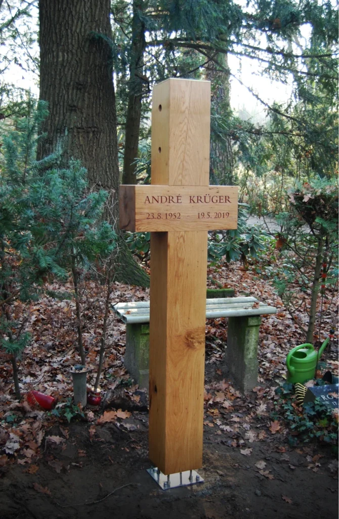 Grabmal „Ein denkwerk für André Krüger“ als Holzkreuz aus Eiche in seiner Umgebung von Michael Spengler