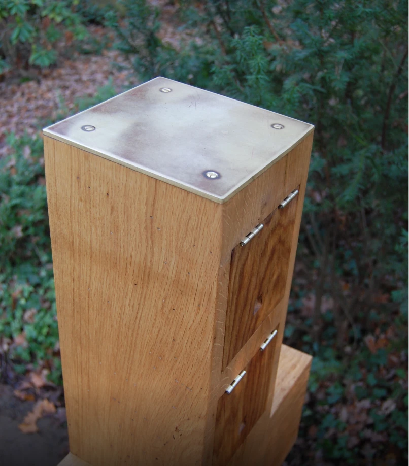 Detail eines in das Holzkreuz integrierten Nistkastens beim Grabmal „Ein denkwerk für André Krüger“ von Michael Spengler