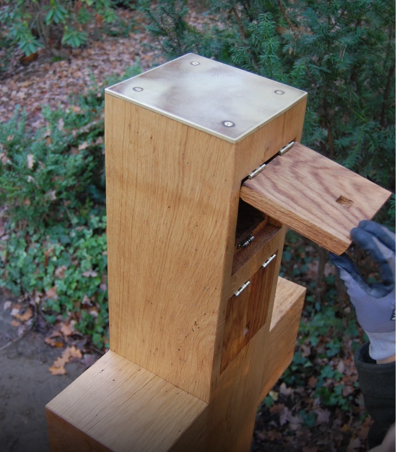 Geöffneter Nistkasten im Holzkreuz des Grabmals „Ein denkwerk für André Krüger“ von Michael Spengler