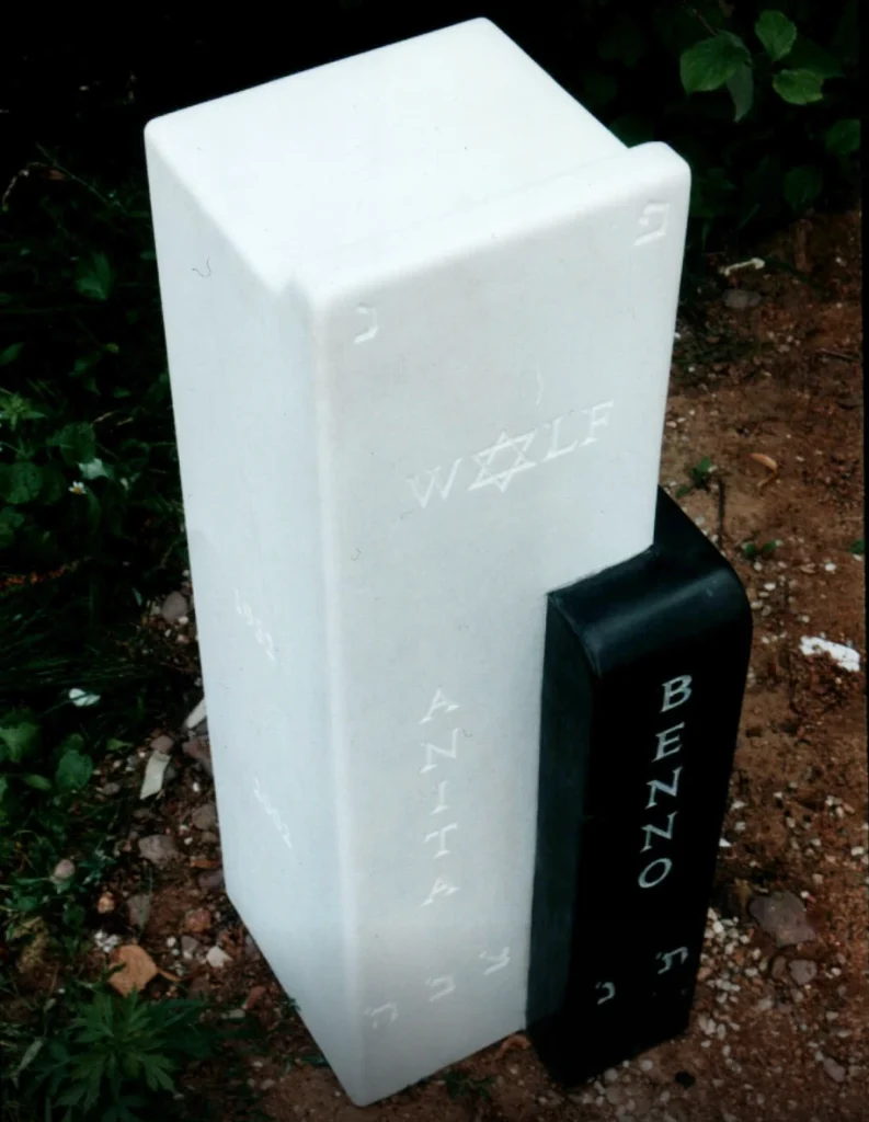 Grabmal „Ein denkwerk für Anita und Benno Wolf“ mit Elementen aus weißem und schwarzem Marmor, inspiriert von Klaviertasten, von Michael Spengler