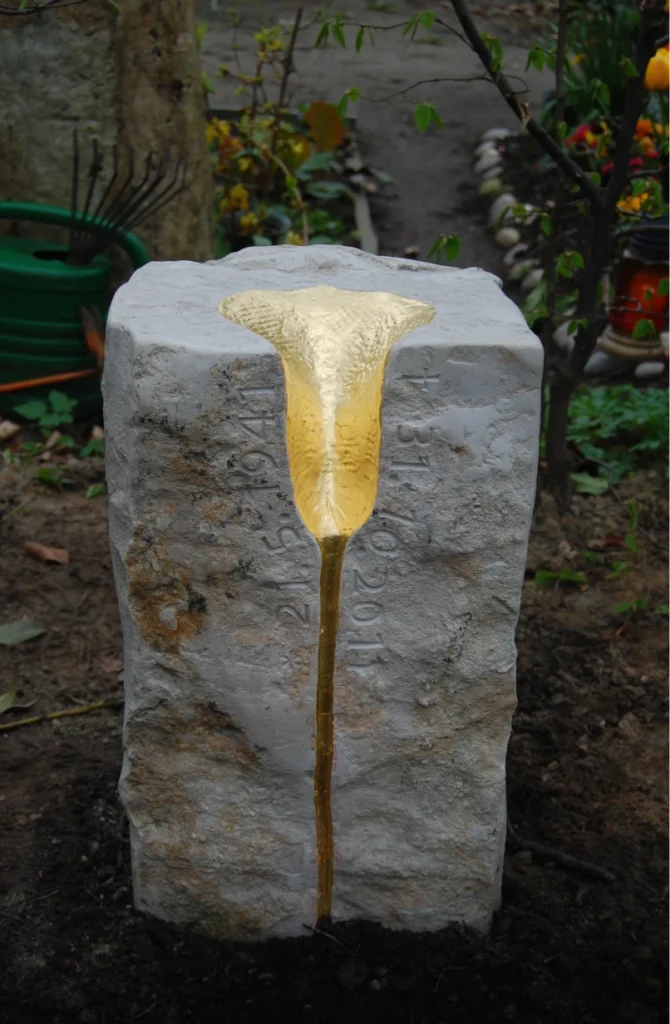 Grabstein als Gesamtansicht in ruhiger Friedhofsumgebung