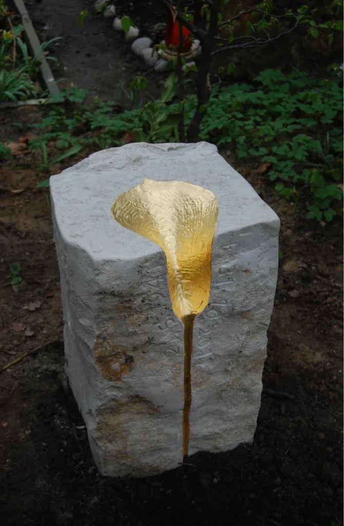 Grabstein von leicht links mit sichtbaren Kanten und Struktur