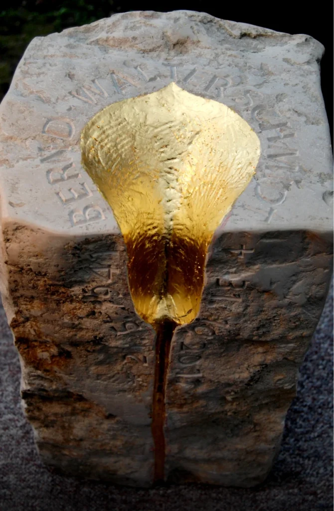 Grabstein aus schräger Draufsicht mit sichtbarer Form und Einbindung in die Umgebung