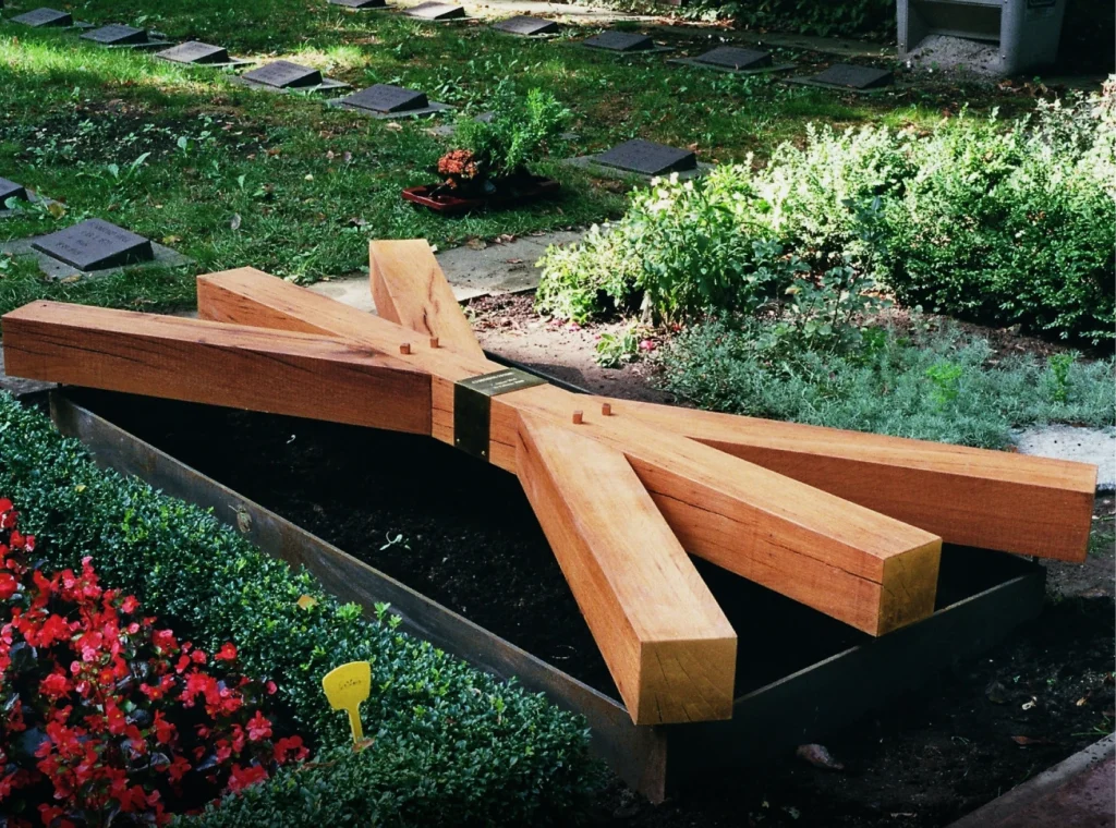 Grabmal aus Eichenbalken in Form einer Rune mit Metalleinfassung – Denkwerk Christina Heyne