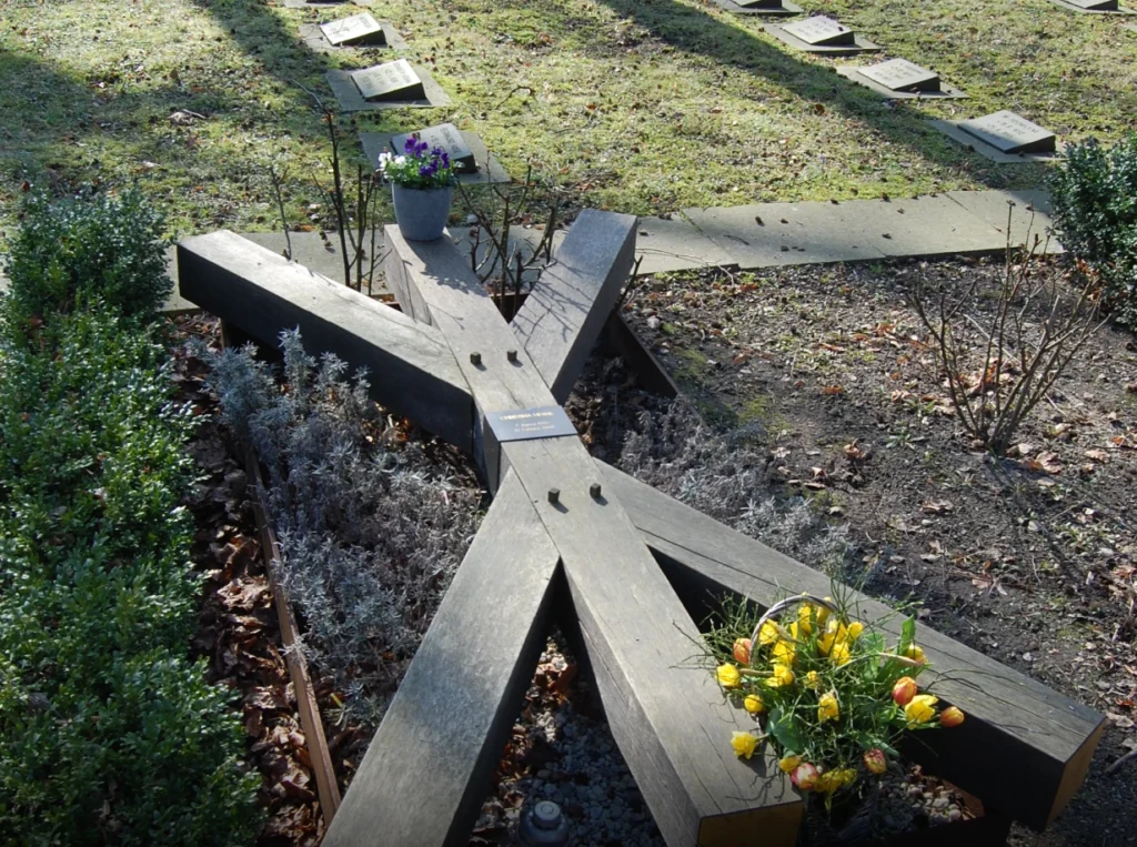 Verwittertes Grabmal aus Eichenholz in Runenform mit sichtbarer Alterung und Patina