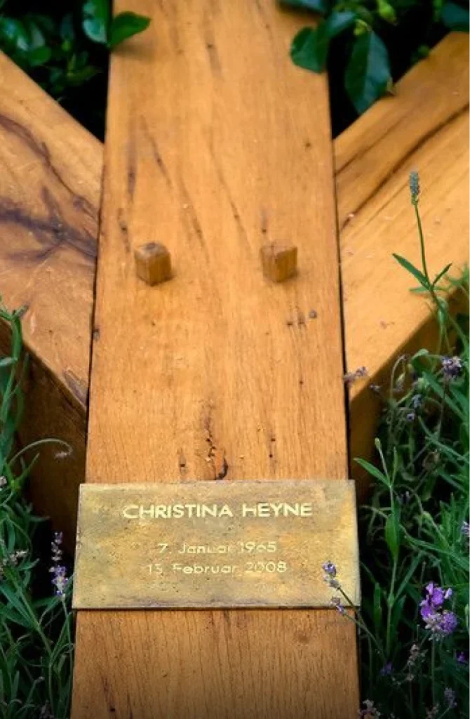 Eichenholz-Grabmal mit Messingband und eingraviertem Namen Christina Heyne