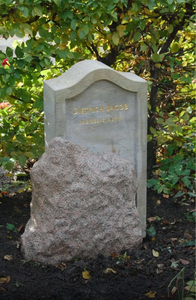 Grabstein für Dietrich Jacobs als Gesamtansicht in ruhiger Umgebung