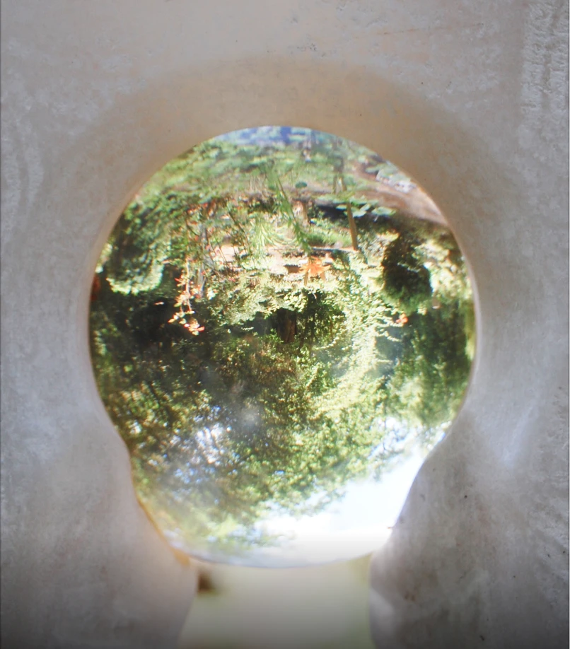 Detail der Glaskugel mit spiegelverkehrter Umgebung im Grabmal von Michael Spengler