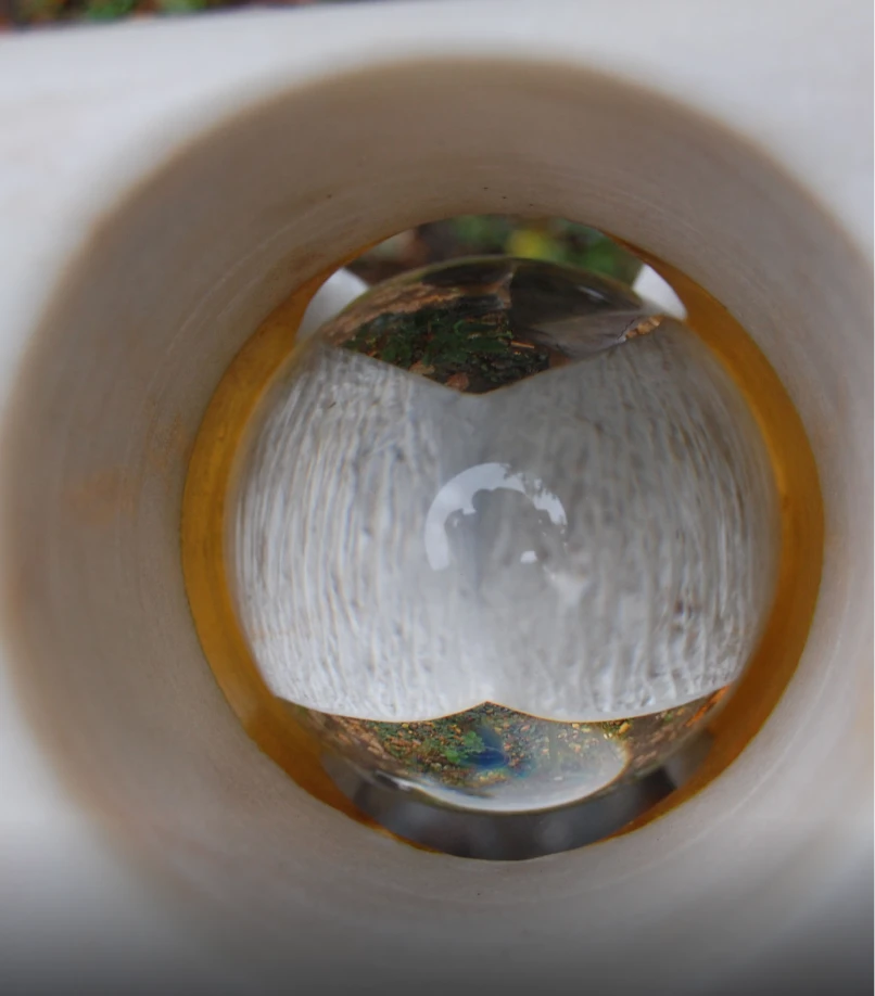 Aufsicht auf das Grabmal mit eingesetzter Glaskugel von Michael Spengler