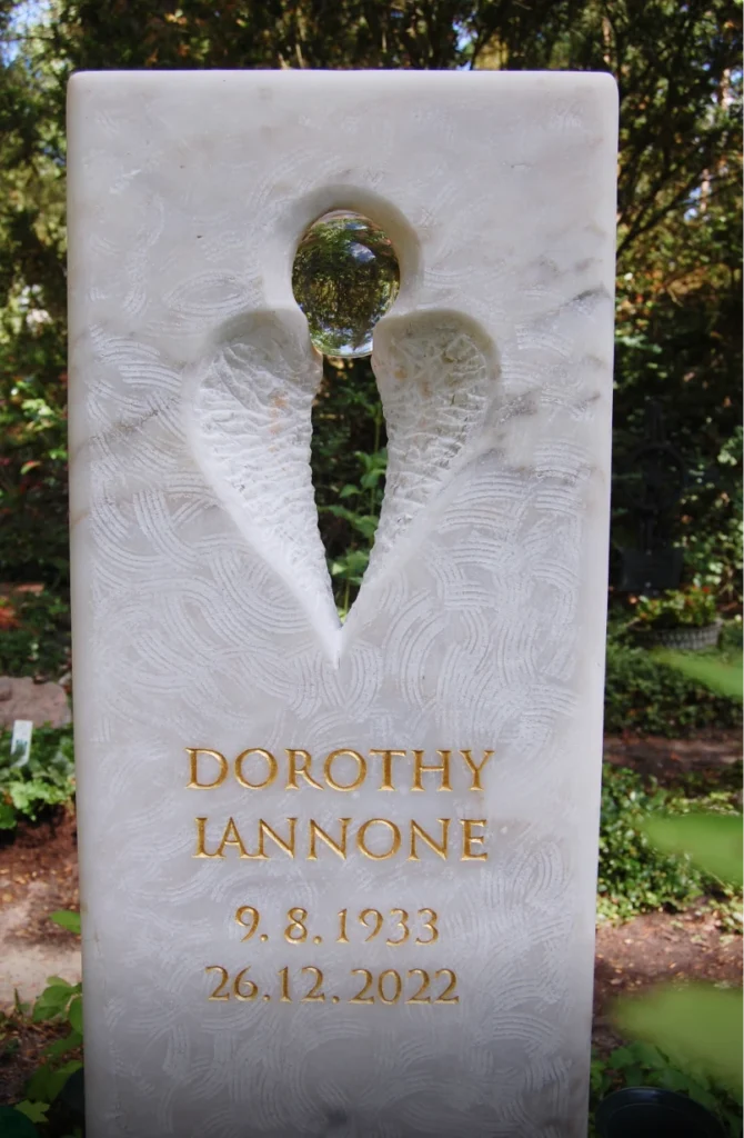 Vorderansicht des Grabmals „Ein denkwerk für Dorothy Iannone“ mit Namensinschrift von Michael Spengler