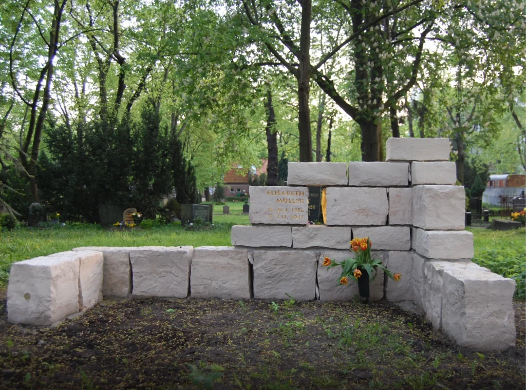 Grabstätte für Elisabeth Müller als Gesamtansicht in ruhiger Umgebung