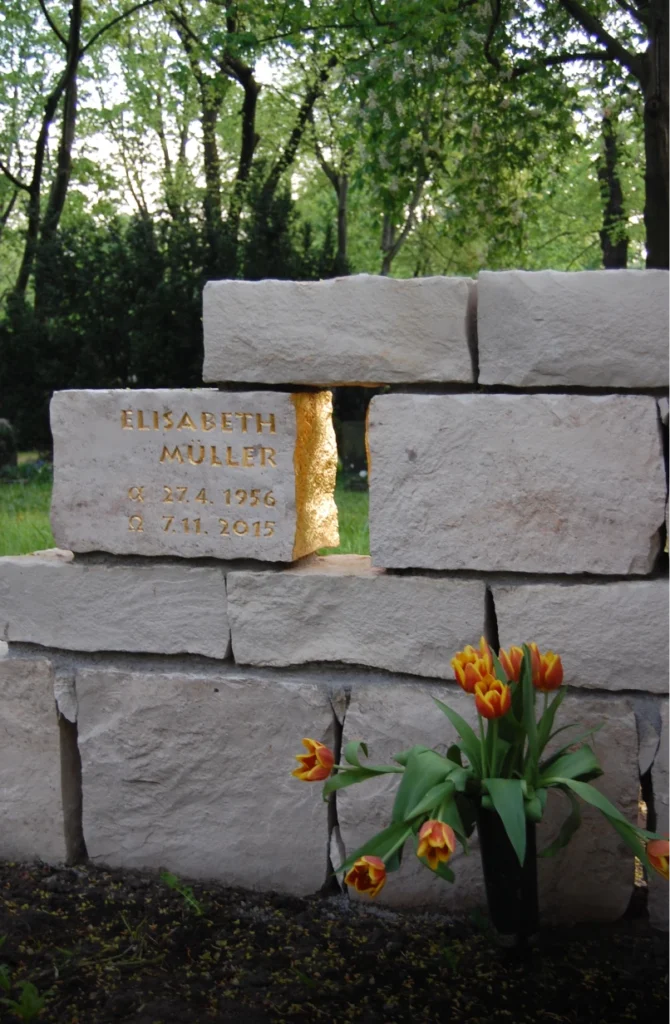 Detail eines Grabmals mit eingearbeitetem Schriftzug