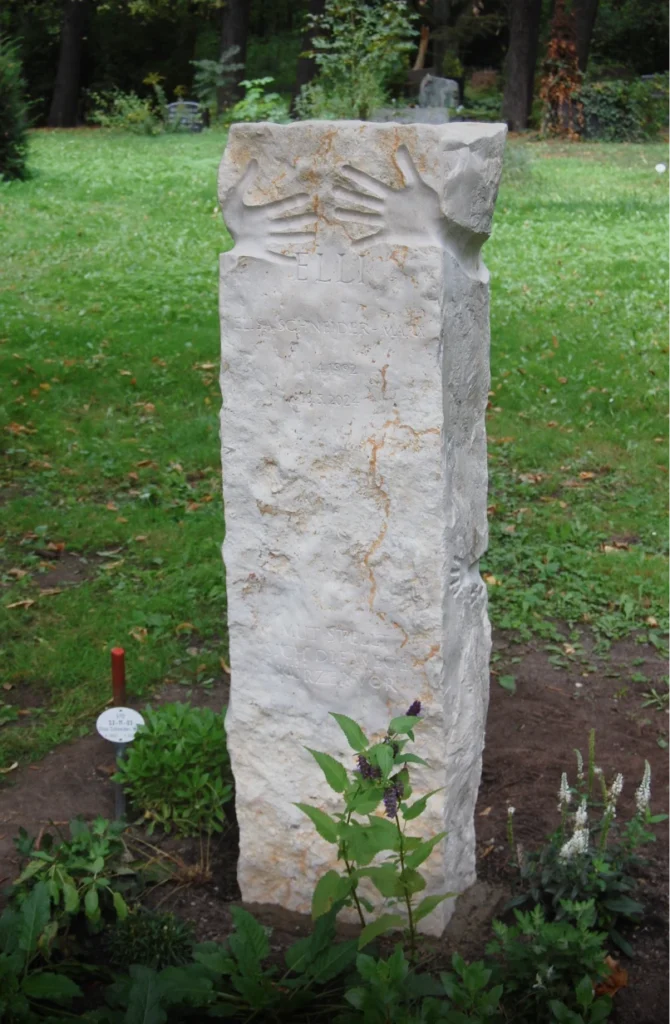 Grabstein aus Kalkstein mit eingearbeiteten Abdrücken von Händen und Armen