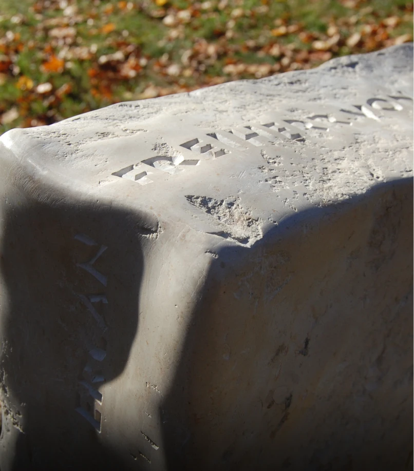 Grabmal „Ein denkwerk für Ercan Freiherr von Moreau“ in Aufsicht mit sichtbarem Namen des Verstorbenen von Michael Spengler