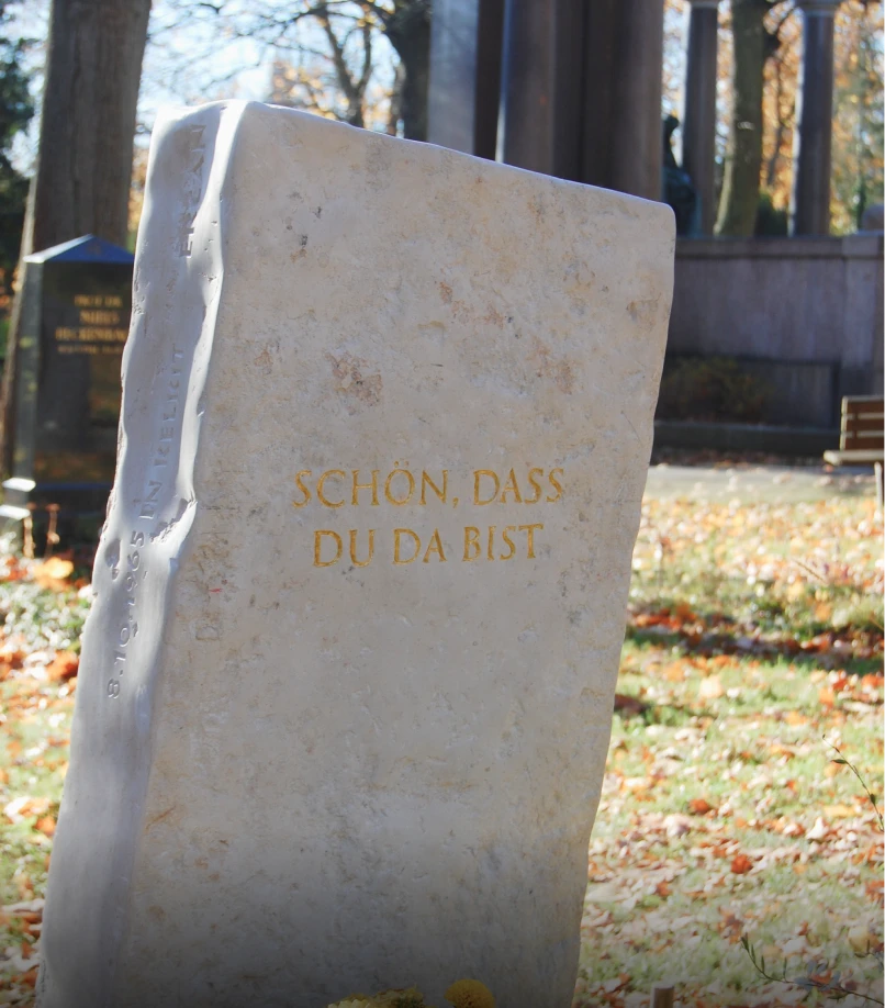 Grabmal „Ein denkwerk für Ercan Freiherr von Moreau“ in Nahansicht von vorn mit Inschrift von Michael Spengler