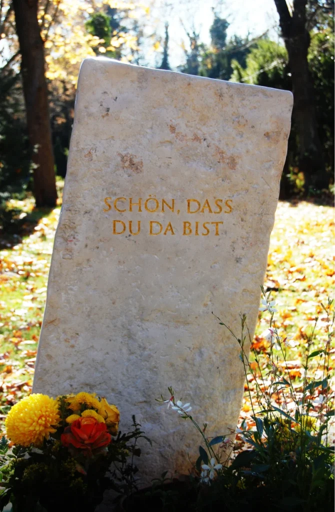 Grabstein „Ein denkwerk für Ercan Freiherr von Moreau“ mit der Inschrift „Schön, dass du da bist“ von Michael Spengler