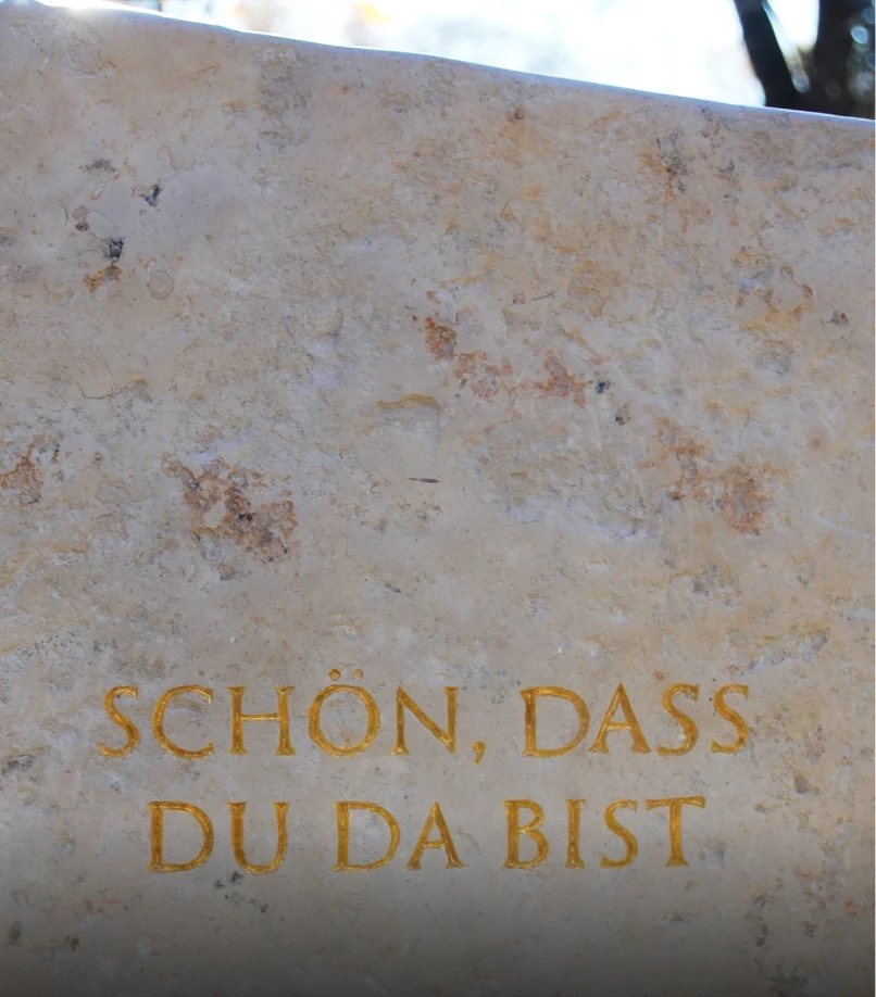 Detailaufnahme der Inschrift „Schön, dass du da bist“ auf dem Grabmal von Michael Spengler