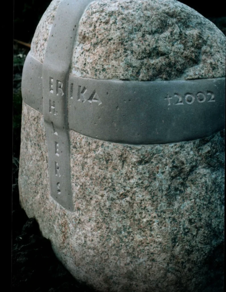 Granitfindling mit eingearbeitetem Kreuz aus Sandstein – Grabmal für Erika Ehlers