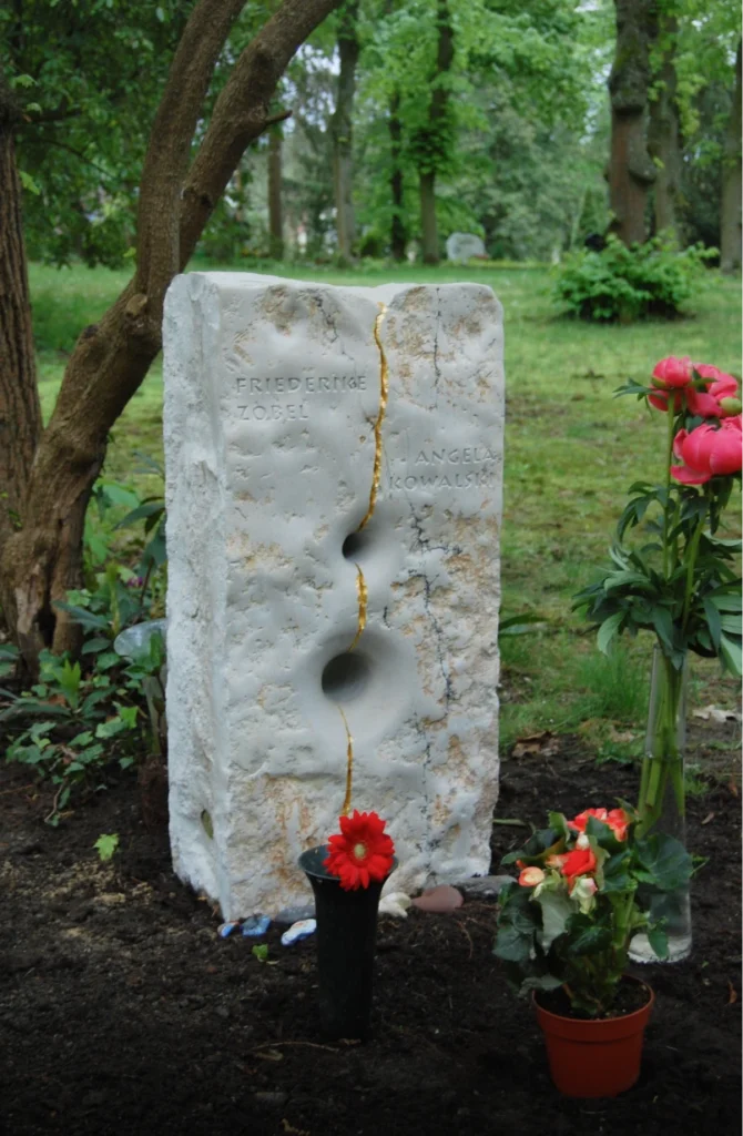 Aufgestellter Grabstein aus Kalkstein mit vergoldetem Riss in natürlicher Umgebung