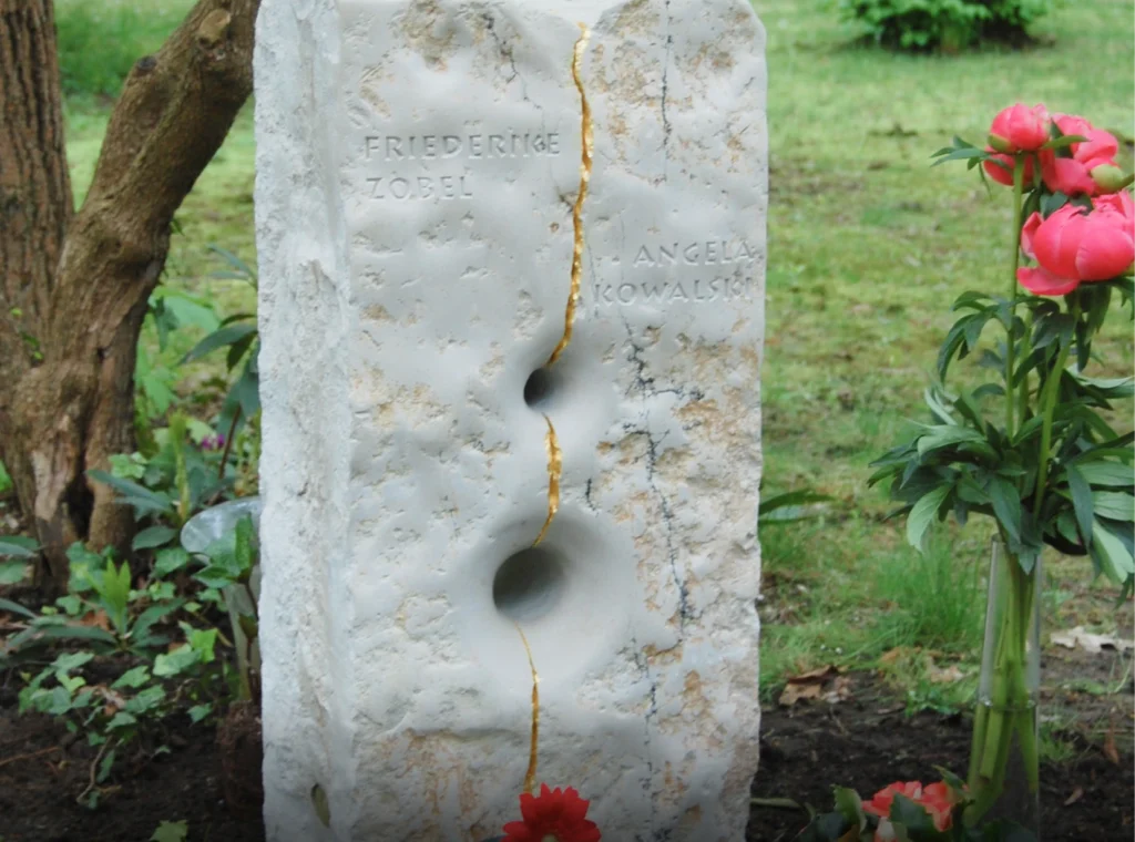 Jura-Kalkstein mit vergoldetem Riss und zwei trichterförmigen Öffnungen – Grabmal Friederike Zobel