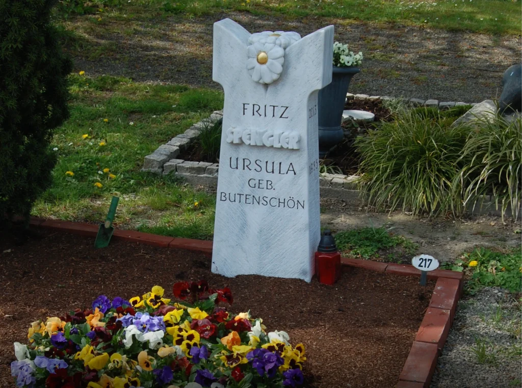 Grabstein für Fritz und Ursula Spengler auf einem Friedhof in ruhiger Umgebung