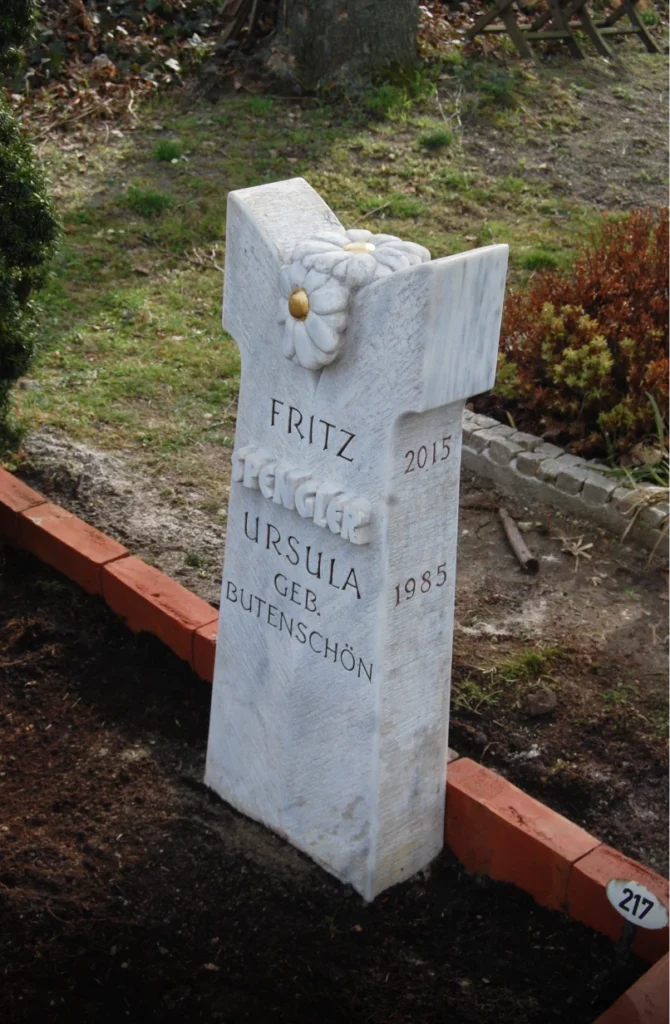 Grabstein von leicht rechts mit sichtbarer Form und Struktur