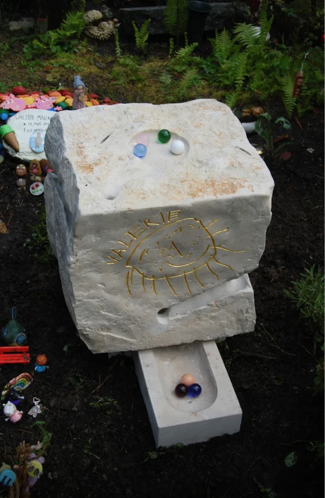 Individuelles Grabmal „Ein denkwerk für Valerie“ aus Kalkstein mit Murmelbahn in Ansicht von oben von Michael Spengler