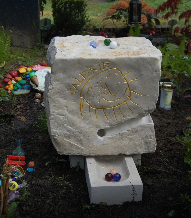 Vorderansicht des Grabmals „Ein denkwerk für Valerie“ aus Kalkstein mit Murmelbahn von Michael Spengler