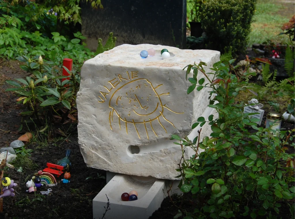Individuelles Grabmal „Ein denkwerk für Valerie“ aus Kalkstein mit eingearbeiteter Murmelbahn und Glaskugeln von Michael Spengler