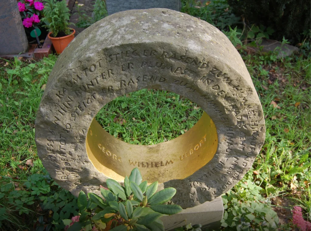 Grabmal für Georg Wilhelm Ulbort in ruhiger Friedhofsumgebung