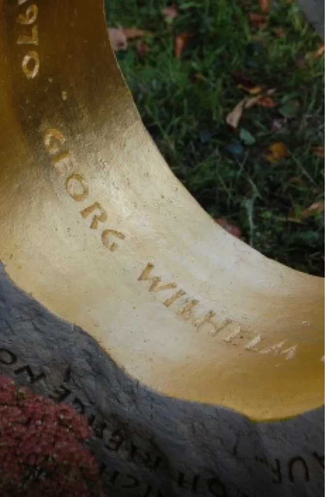 Detail eines Grabmals mit eingearbeiteter Inschrift
