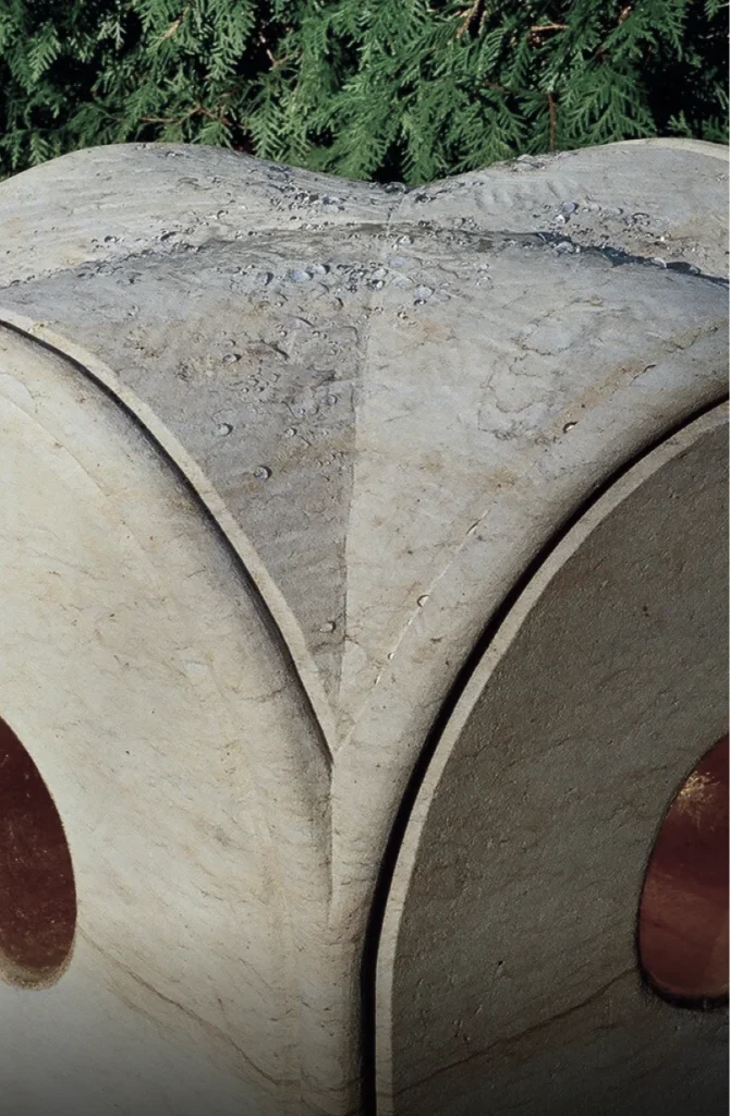 Detail eines Grabsteins mit vergoldetem Durchbruch in Sandstein