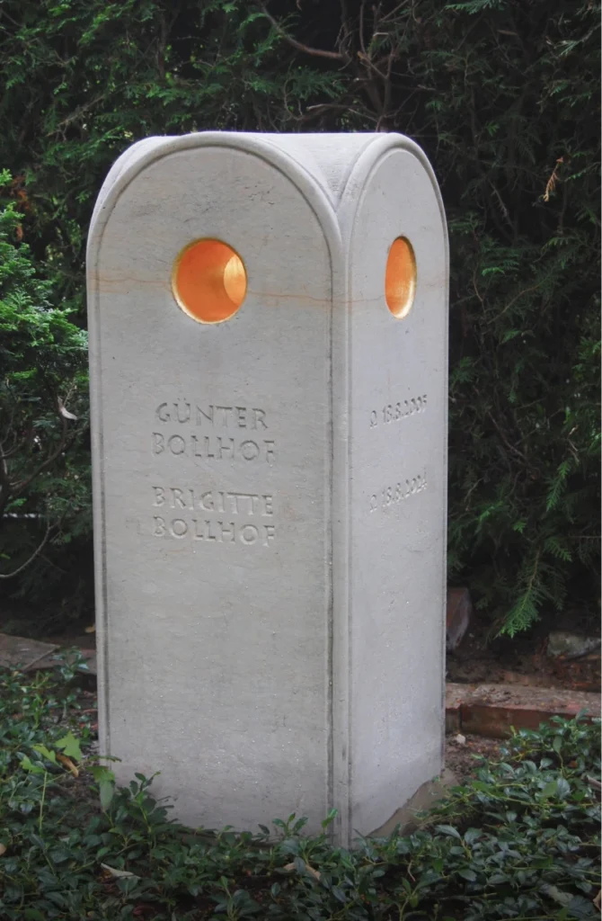 Grabstein aus Sandstein mit Rundbögen aus leicht erhöhter Perspektive