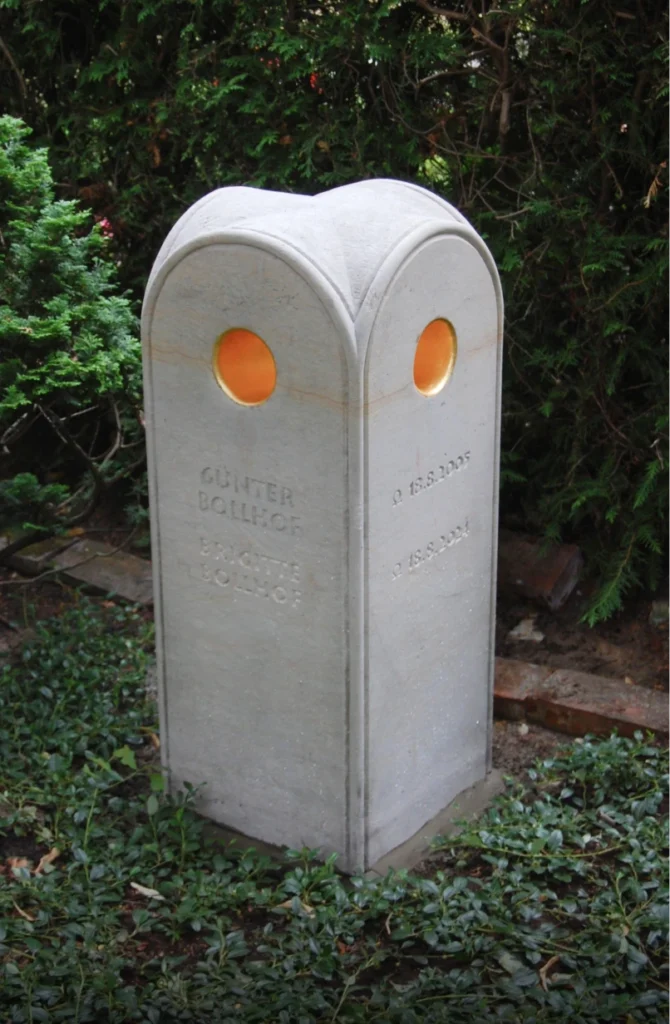 Grabstein aus Sandstein mit geometrischer Form aus Rundbögen – Denkwerk für Günter Bollhof