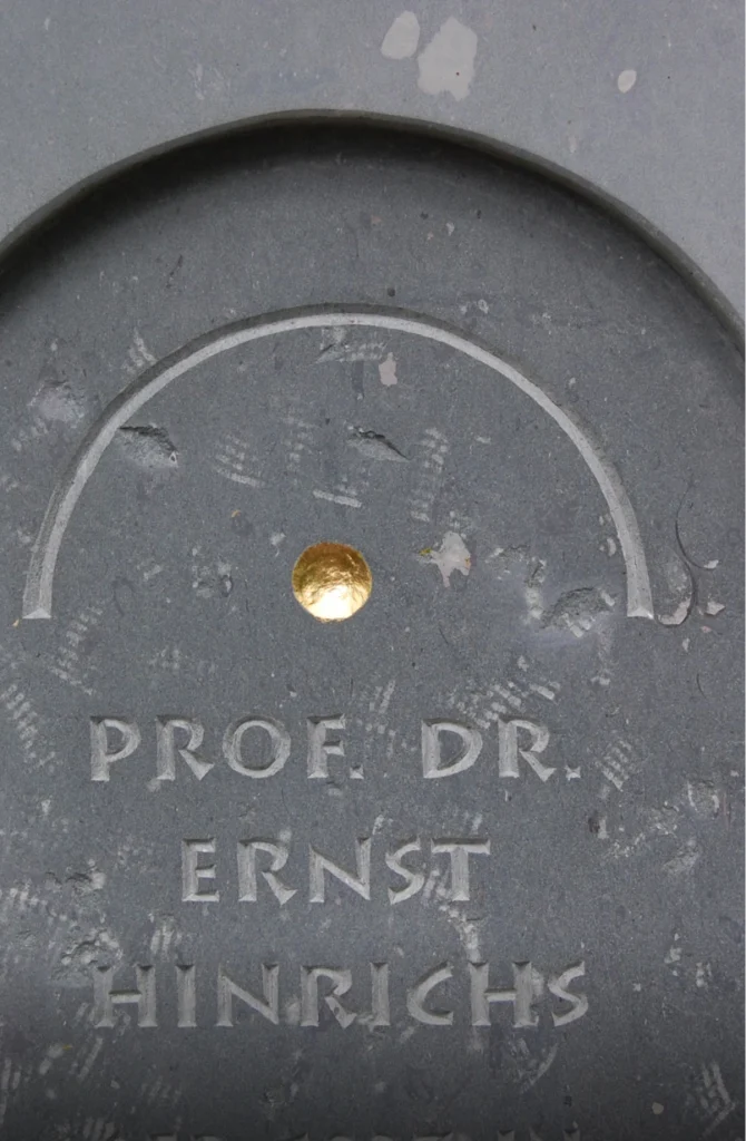 Detail eines Grabsteins mit Fokus auf Oberfläche und Struktur