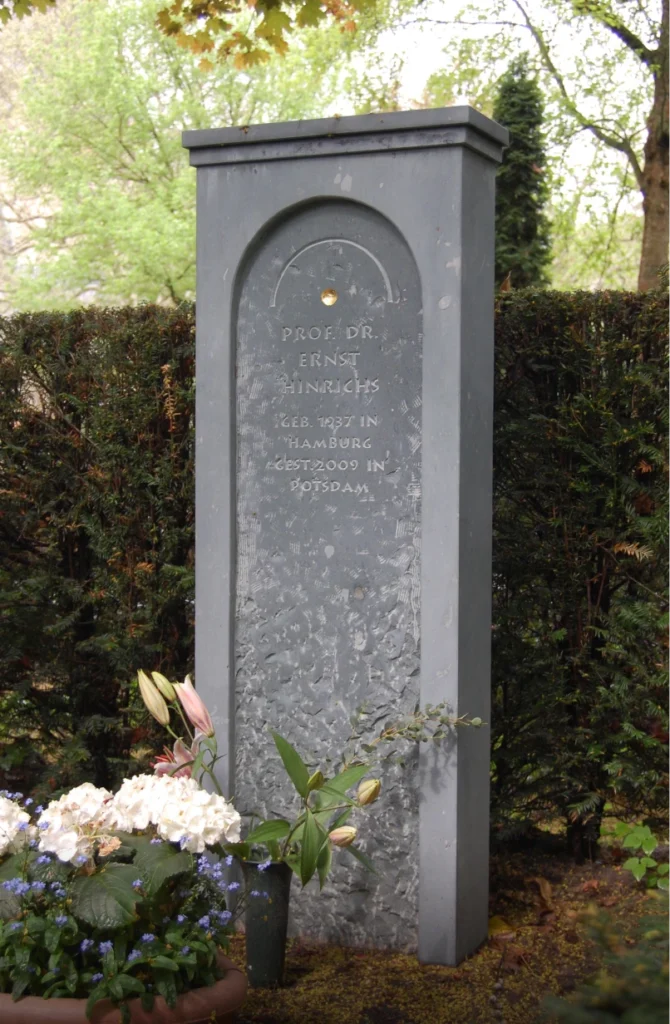 Grabstein als Gesamtansicht in ruhiger Umgebung