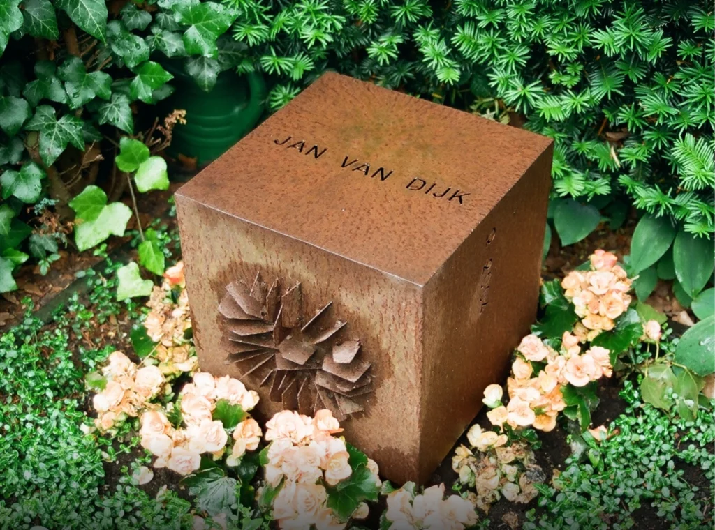 Kubus aus Eisen mit aufgeschweißtem Kreis und fragmentarischem Kreuz – Grabmal Jan van Dijk