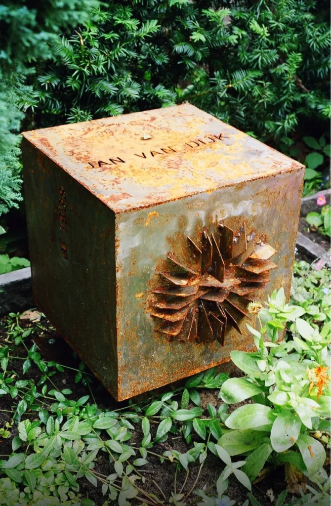Eisenkubus mit rostiger Patina und geometrischem Motiv – Grabzeichen Jan van Dijk
