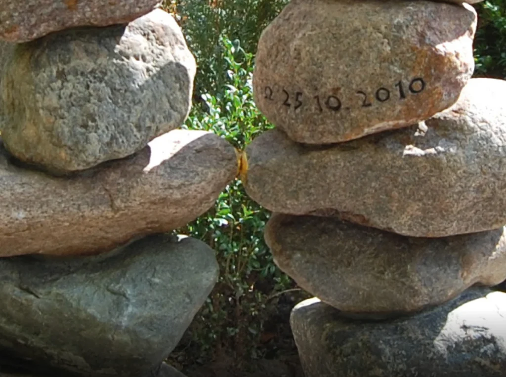 Detail eines Grabmals mit Fokus auf Material und Oberfläche