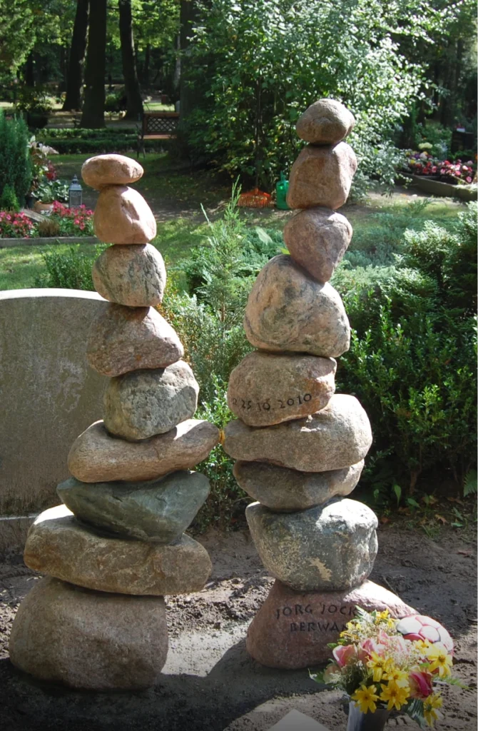 Grabmal als Gesamtansicht mit klarer Form und Struktur