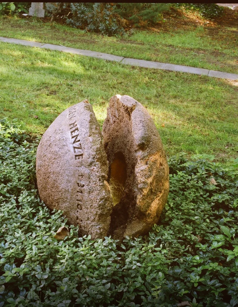Gespaltener Findling mit geöffneten Hälften und vergoldetem Inneren – Grabmal für Jürgen Henze