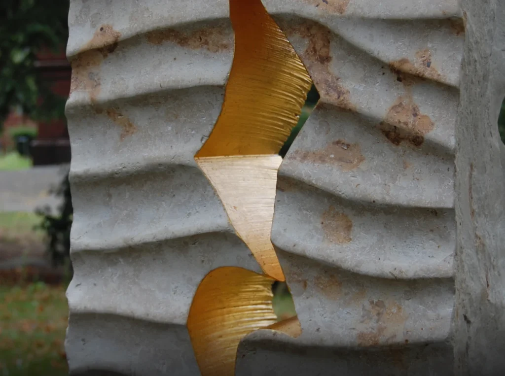 Detail des vergoldeten Durchbruchs im Grabmal „Ein denkwerk für Jutta Petermann“, eine Viertelpause („le soupir“) von Michael Spengler