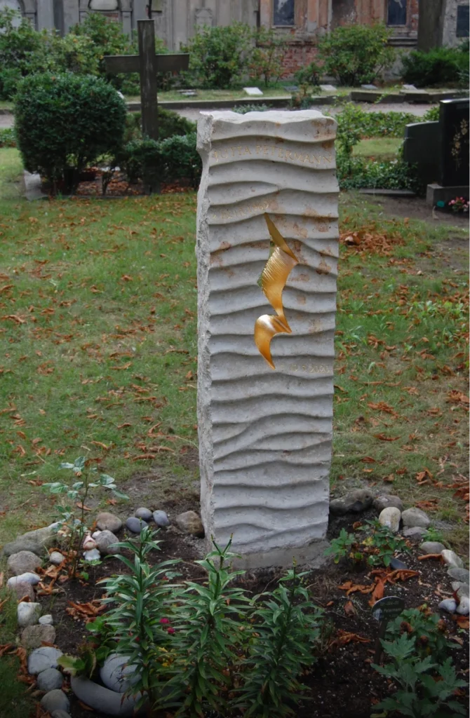 Vorderansicht des Grabmals „Ein denkwerk für Jutta Petermann“ von Michael Spengler