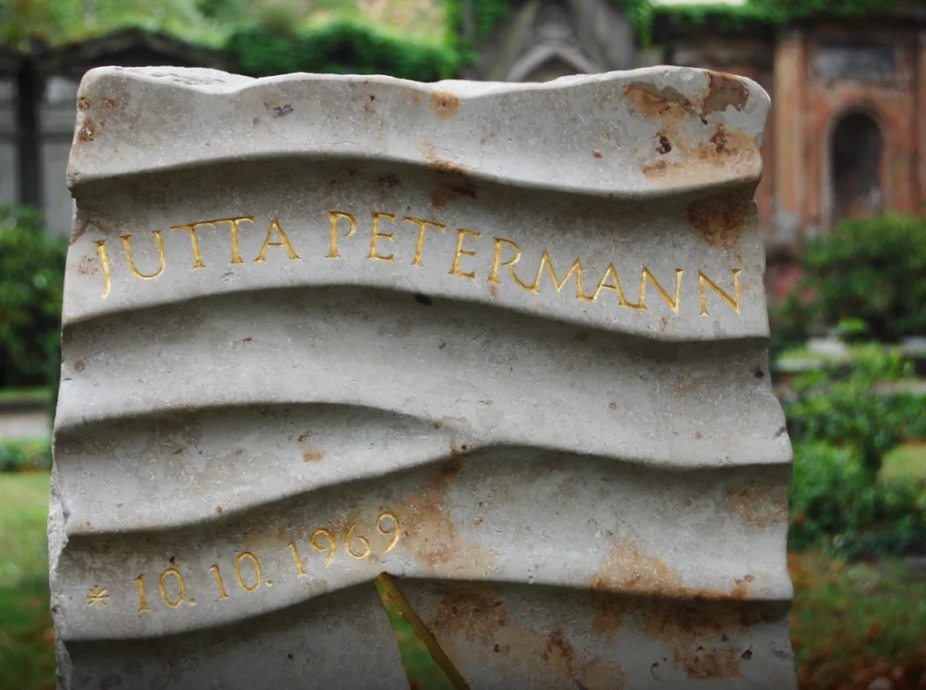 Detail der vergoldeten Namensinschrift auf dem Grabmal „Ein denkwerk für Jutta Petermann“ von Michael Spengler