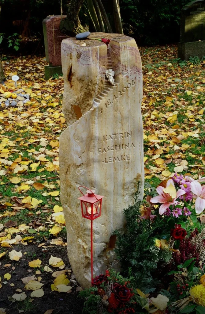 Sandstein-Grabmal mit treppenartiger Struktur, Eisenadern und vergoldeten Nischen