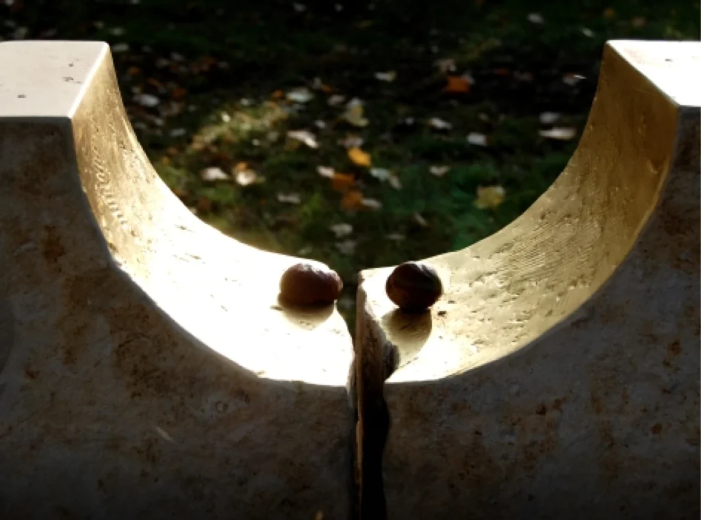 Detail eines Grabsteins mit Fokus auf Oberfläche und Gestaltung