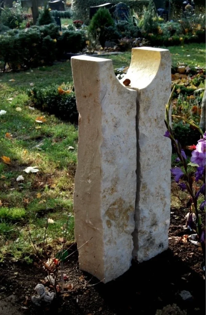 Grabstein als Gesamtansicht in ruhiger Umgebung