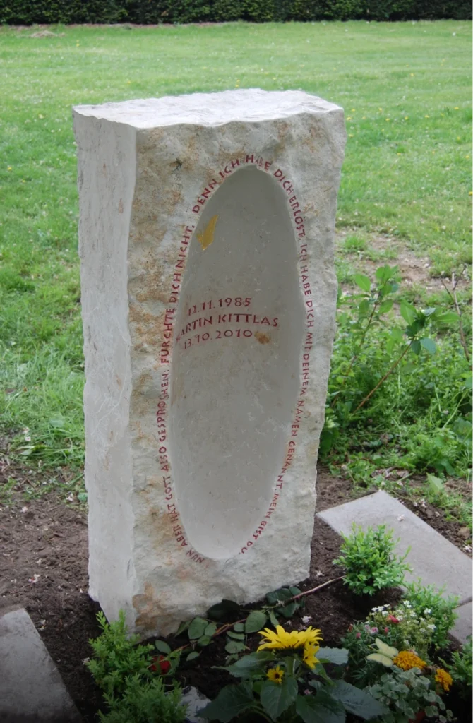 Grabstein in klarer Form auf einem Friedhof – Denkwerk für Martin Kittlas